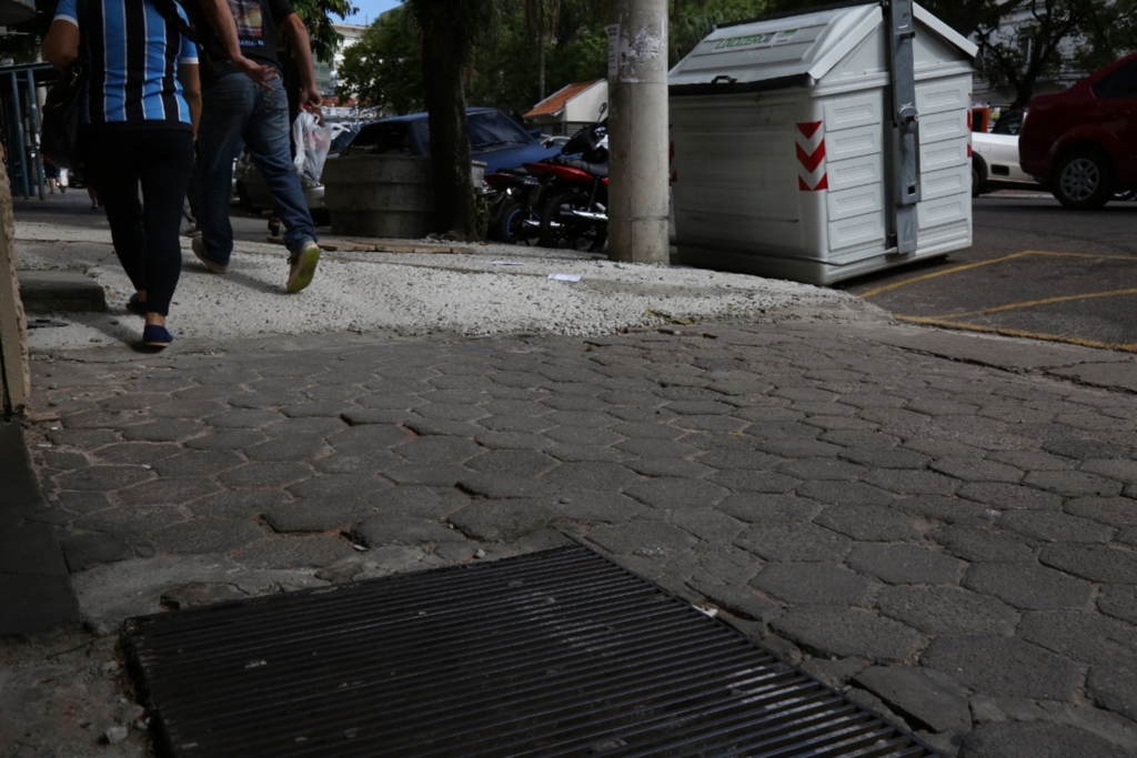 Prefeitura exigirá que calçada seja refeita na Avenida Rio Branco