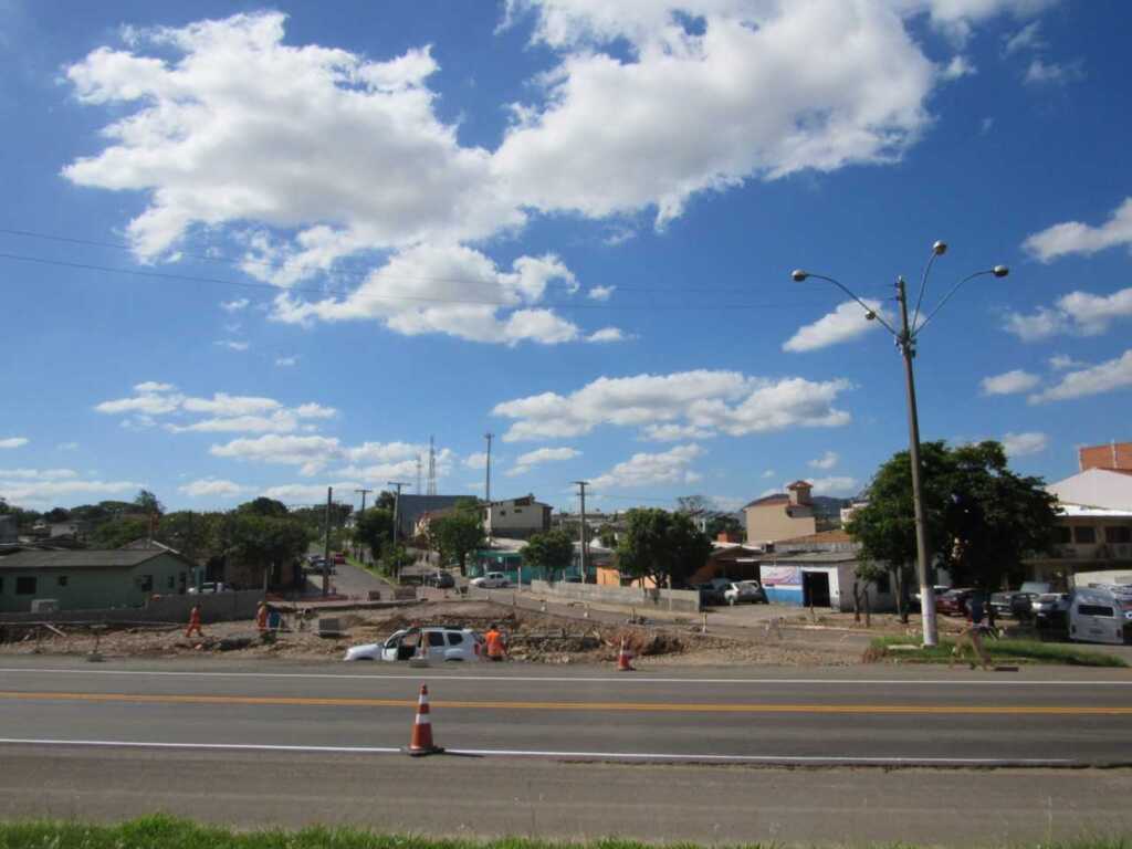 Obras trancam trânsito no acesso ao Bairro Santa Marta