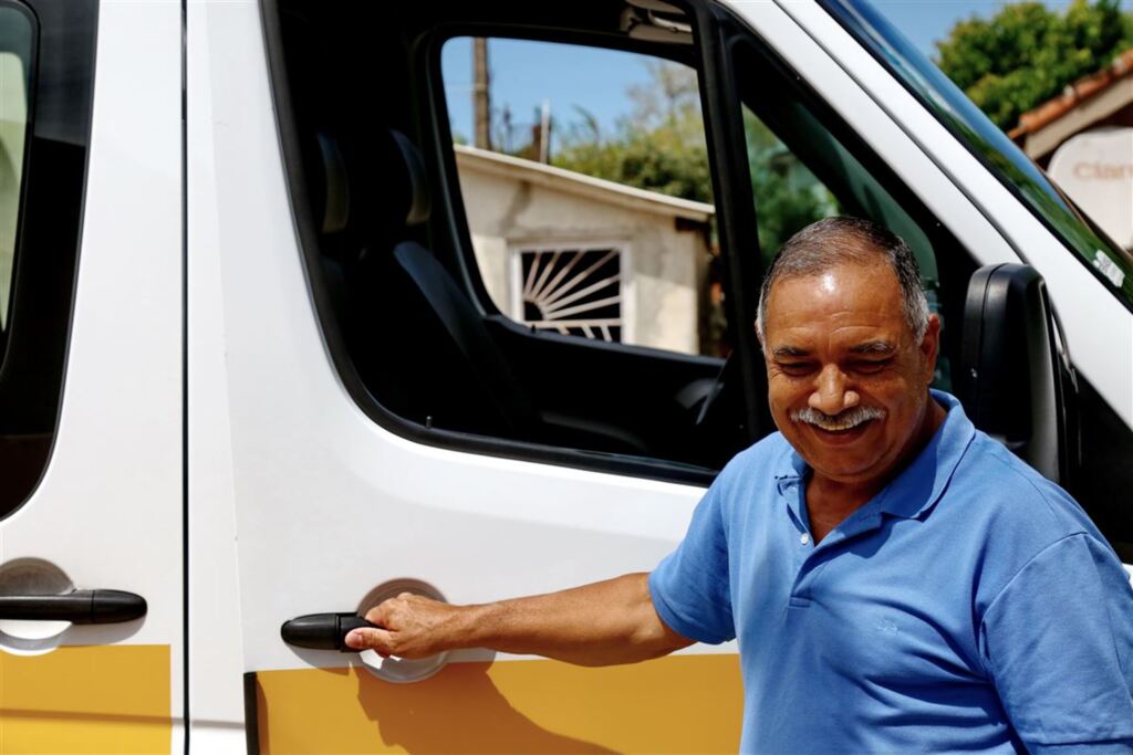Adão Derli de Almeida Ribeiro é o motorista de transporte escolar mais antigo da cidade