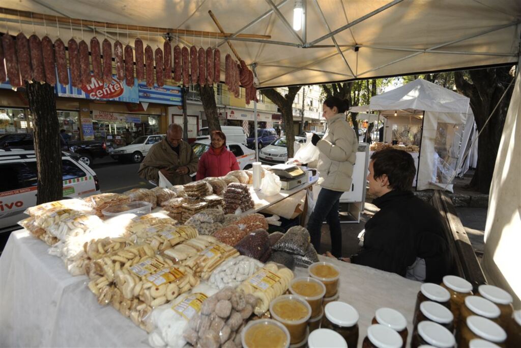 Feira de produtos coloniais ocorre em duas praças da cidade