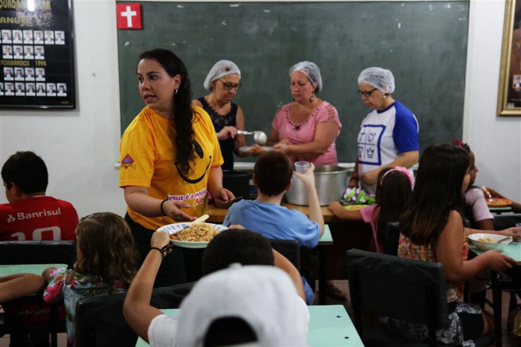Aos domingos, grupo de voluntários realiza jantar para 60 crianças