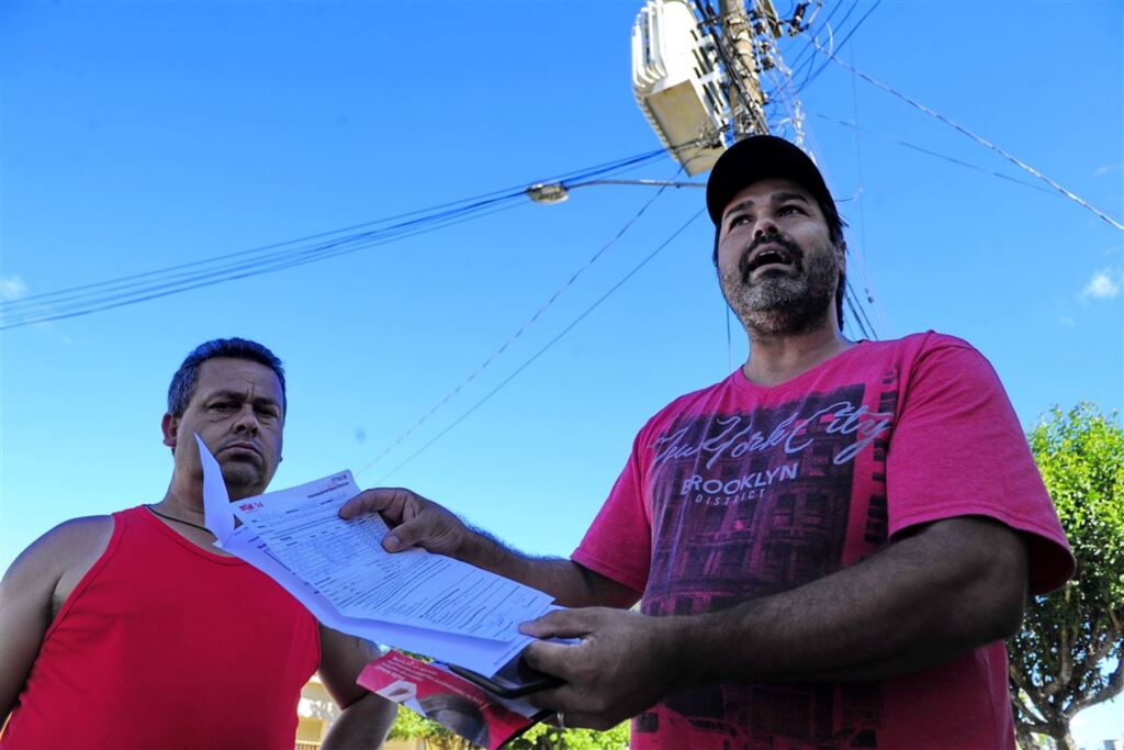 Foto: Charles Guerra (Diário) - Eduardo (à esq.) e Ricardo relataram que perderam muitos equipamentos por conta do problema e pedem ressarcimento