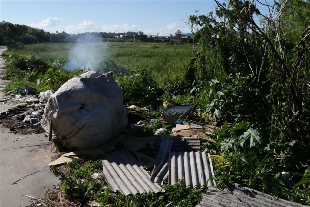 Foto: Lucas Amorelli (Diário) - Lixo é queimado por moradores em plena luz do dia