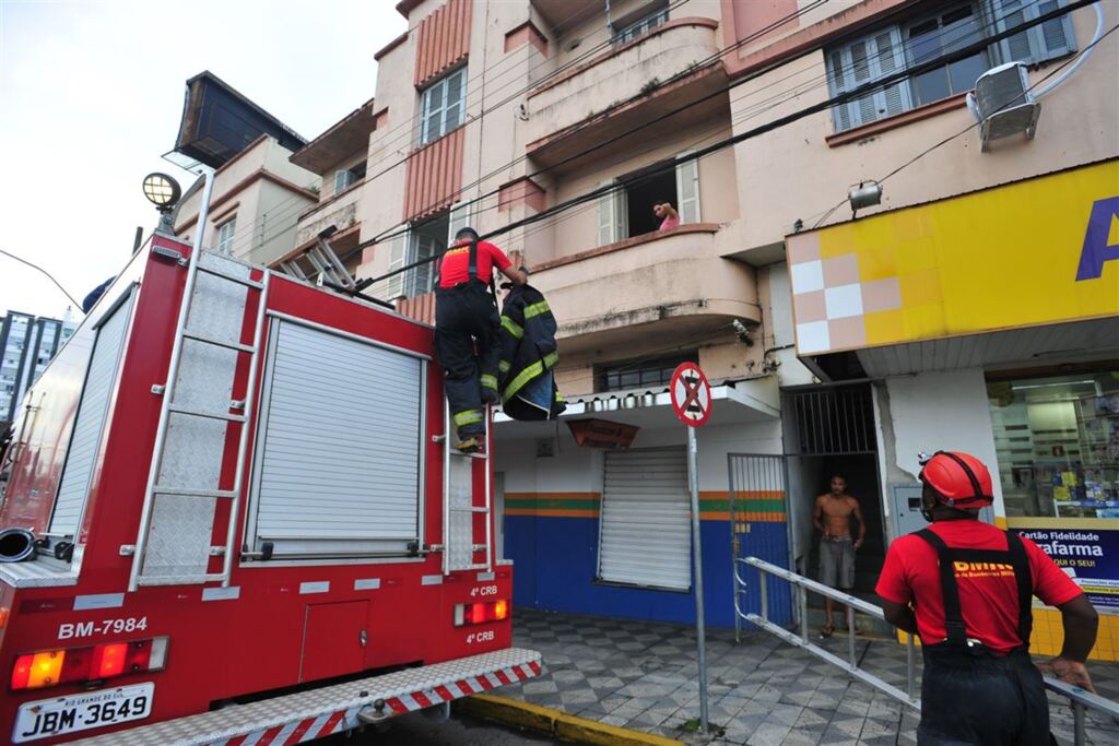 Bombeiros resgatam cadela de telhado de prédio