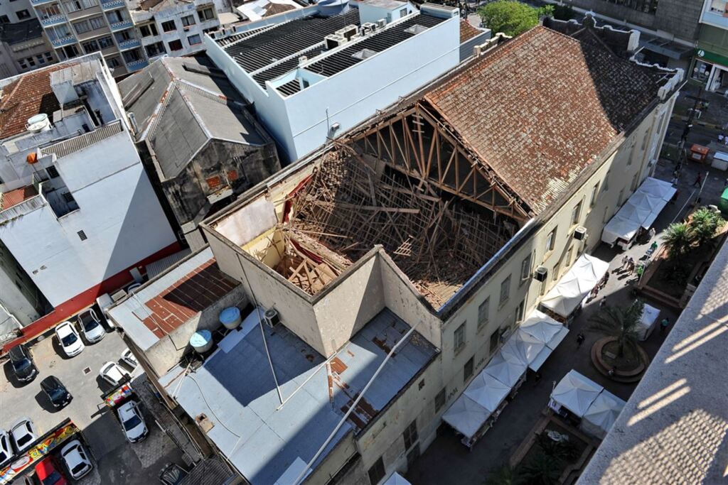 Foto: Charles Guerra (Diário) - Cerca de 40% do teto desabou