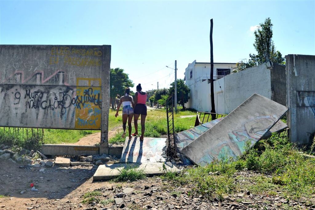 Após derrubar muro, comunidade da Vila Natal se une para liberar acesso