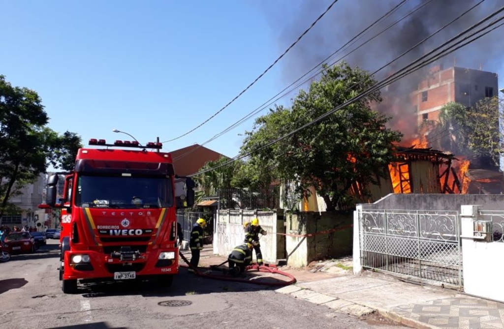VÍDEO: casa é consumida pelo fogo em área central de Santa Maria