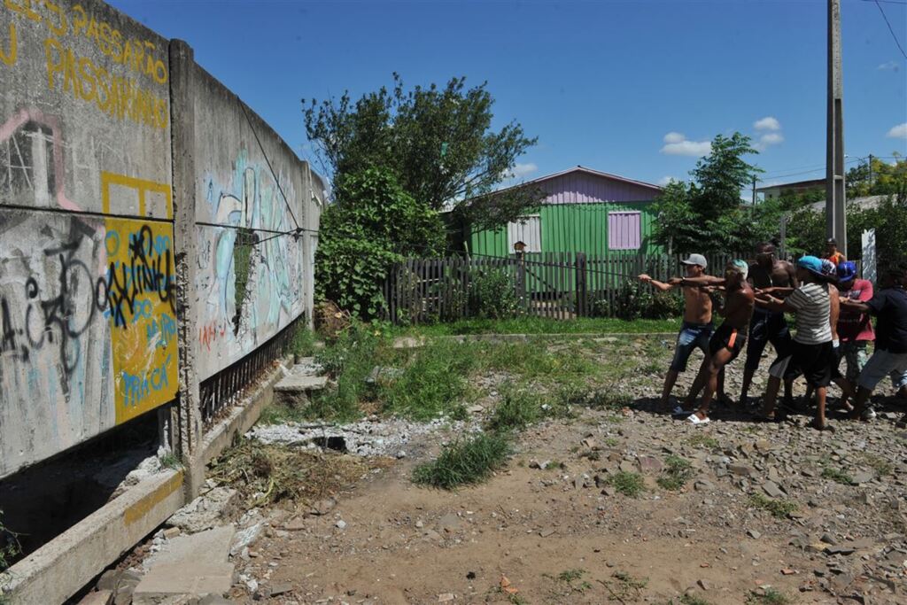 Moradores derrubam parte de muro entre duas vilas de Santa Maria, e caso para na polícia