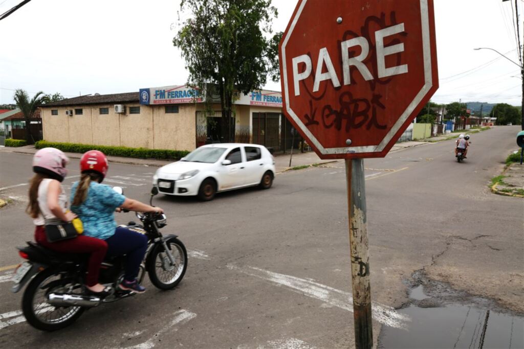 Moradores alertam para perigos no cruzamento das ruas Caldas Júnior e Ernesto Beck