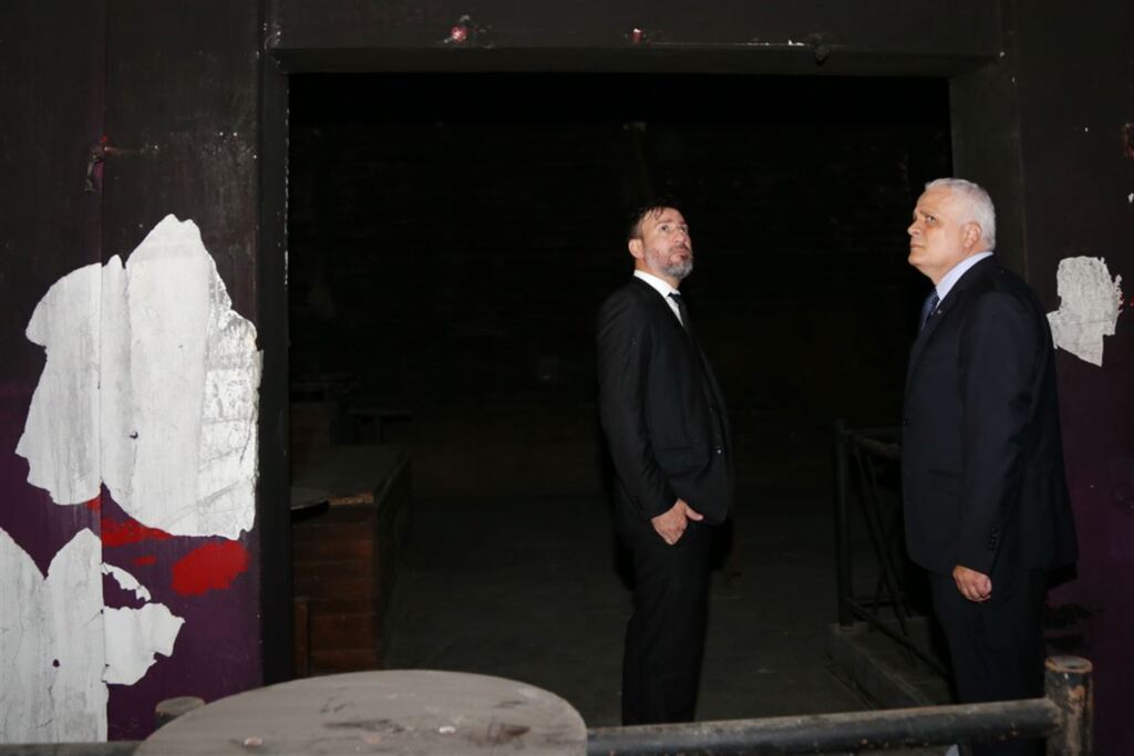 Foto: Lucas Amorelli (Diário) - Advogados assistentes de acusação, Pedro Barcellos Jr. e Ricardo Breier, visitam prédio da Kiss