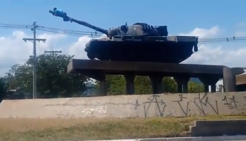 VÍDEO: homem é flagrado em cima de blindado do Exército