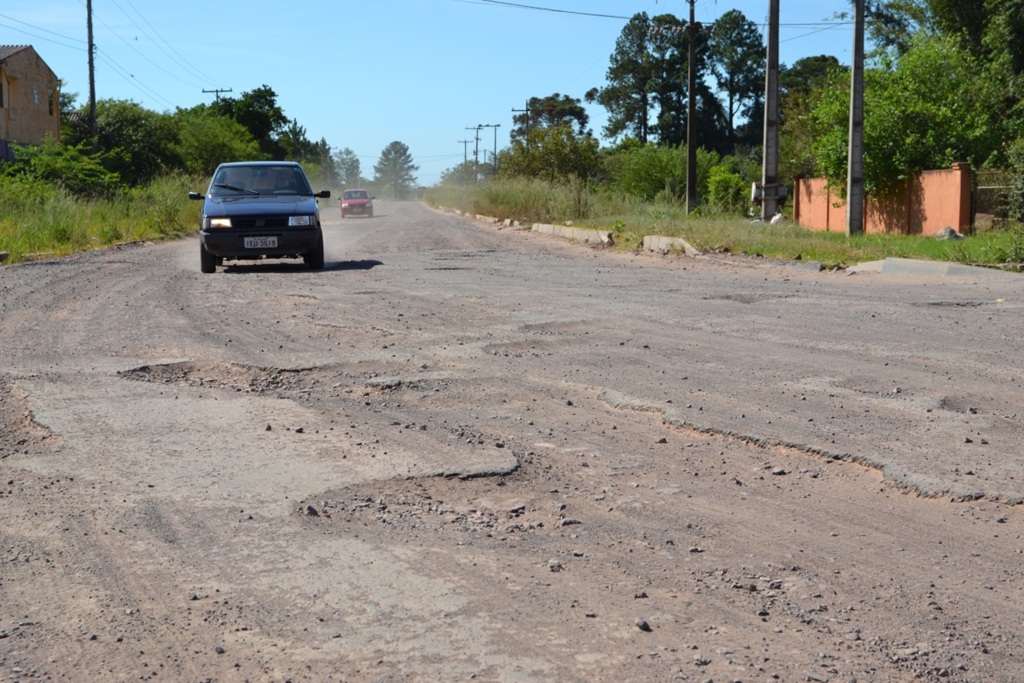 Após cinco anos de obras, ainda falta asfaltar metade da estrada de Pains