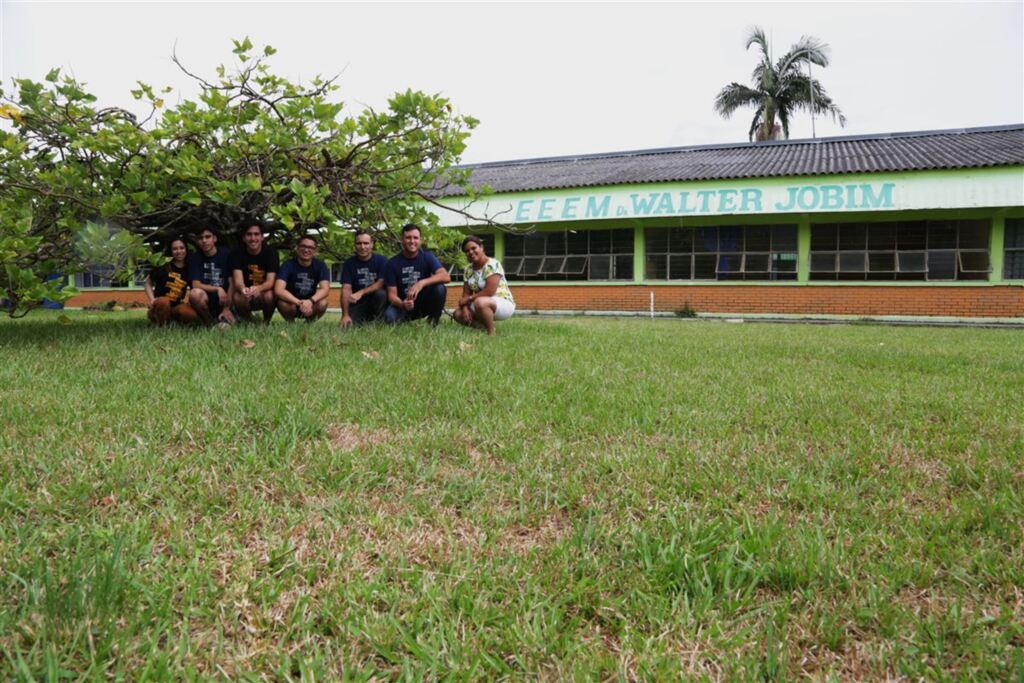 Voluntários realizam limpeza na Escola Walter Jobim