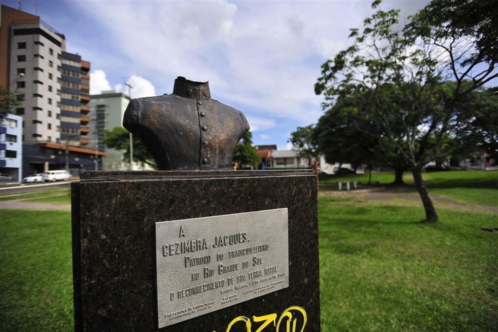 Cabeça de busto em homenagem a santa-mariense é arrancada