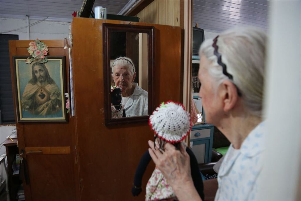 Catequista de 97 anos faz bonecas para doar a crianças