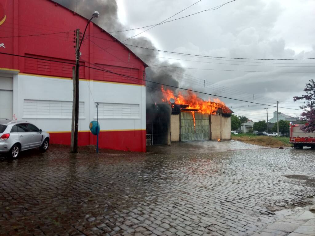 Incêndio em depósito já dura quatro horas