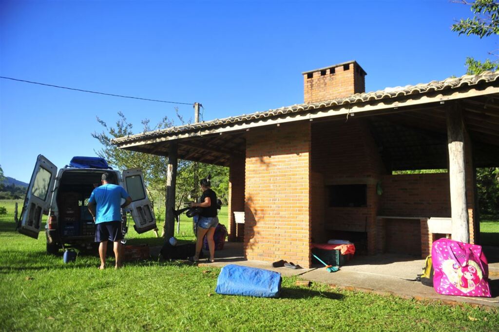 Fotos: Gabriel Haesbaert (Diário) - Roger costuma ir todos os finais de semana com a família até o Passo do Angico para acampar, durante o verão