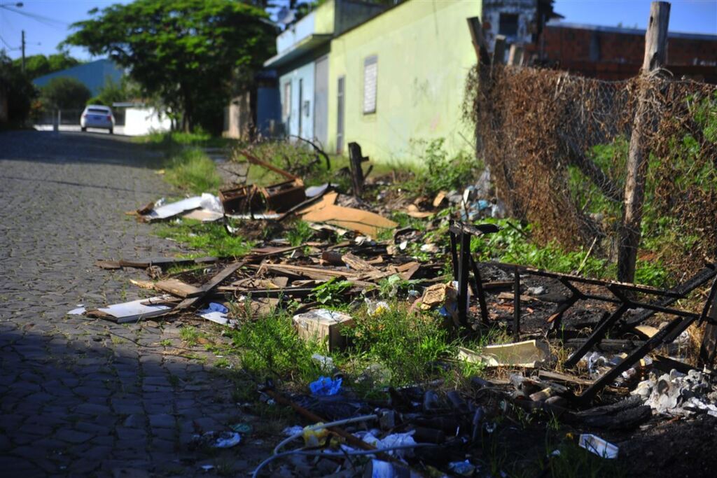 Buraqueira e esgoto a céu aberto já viraram rotina no Bairro Patronato