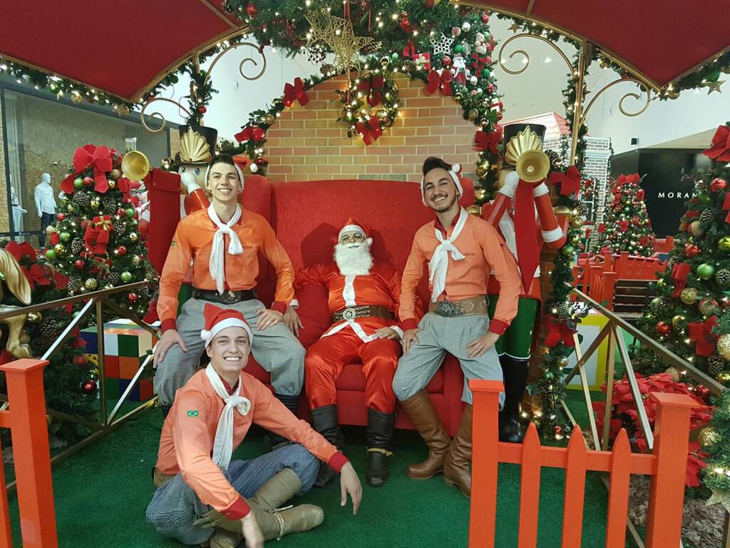 VÍDEO: papai Noel cai no sapateado em shopping de Santa Maria