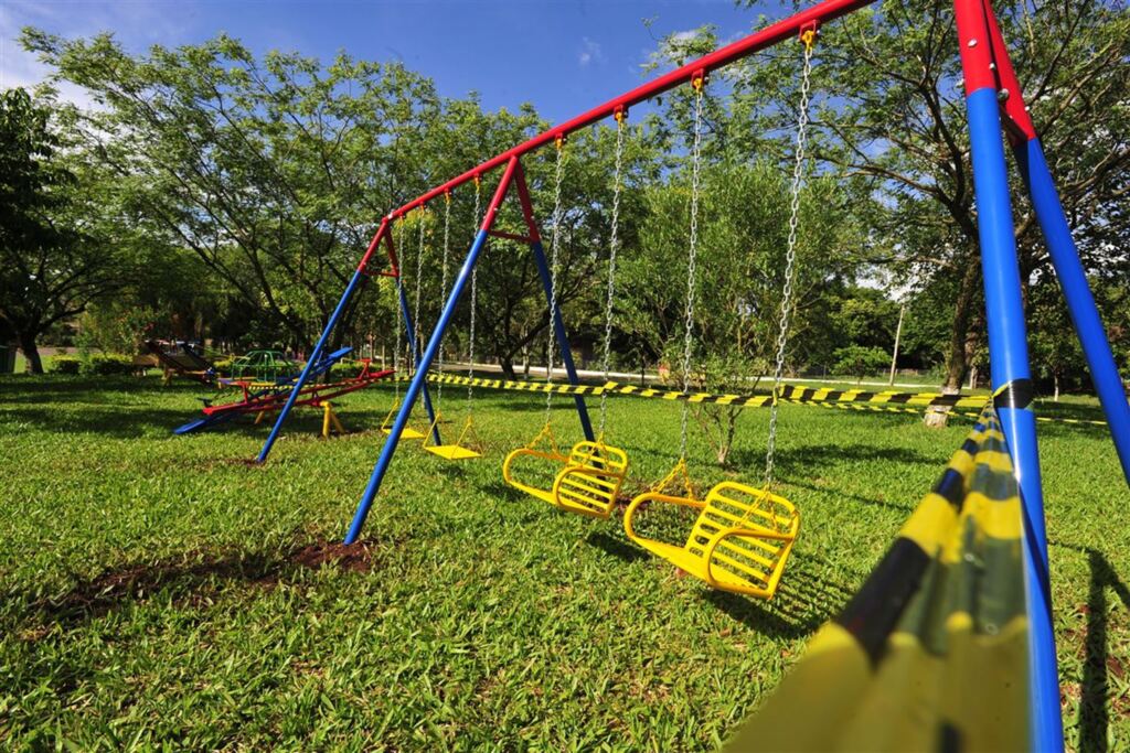 Após dois anos de espera, começa instalação de brinquedos em praças de Santa Maria