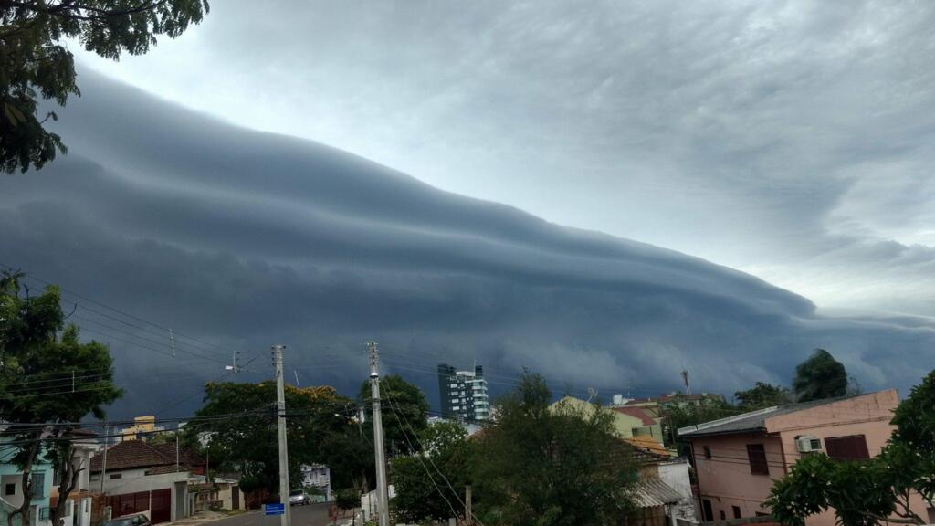 FOTOS DO LEITOR: Temporal assusta moradores de Santa Maria e região