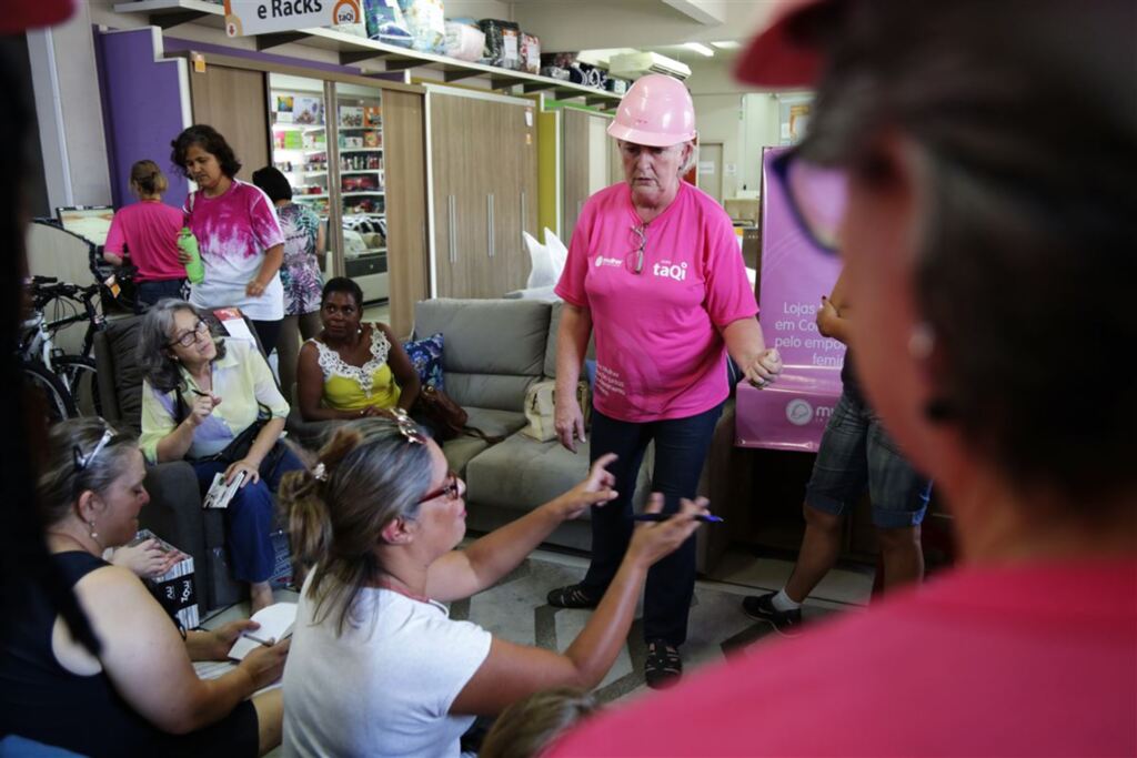 Mulheres participam de workshop gratuito de reparos em casas