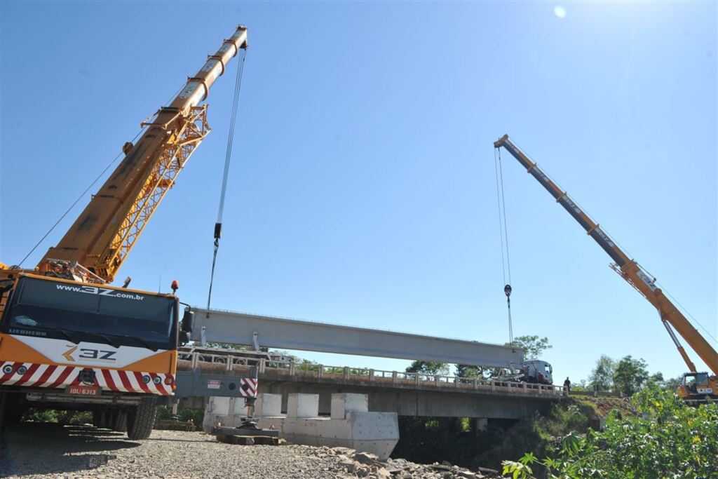 Começa o içamento de vigas da nova ponte da BR-287