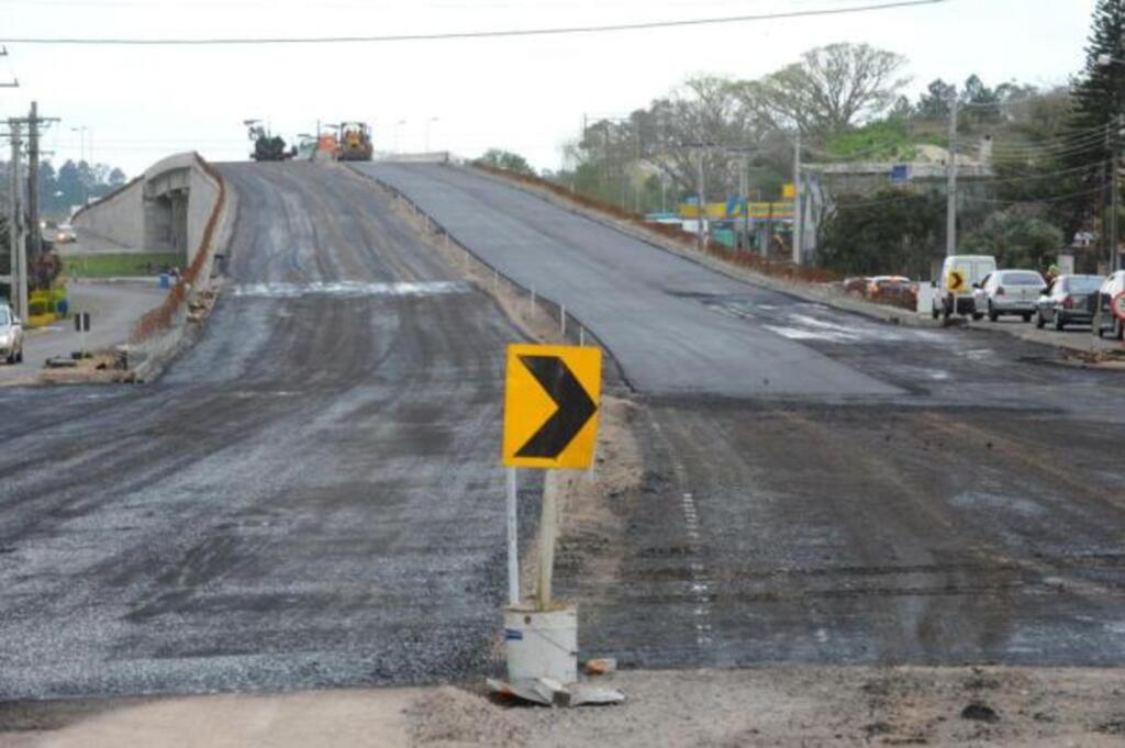 Viaduto do Castelinho já está iluminado e será liberado até o Natal