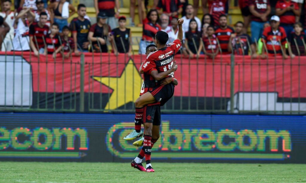 Jovens da base decidem e Flamengo dispara na liderança do Carioca