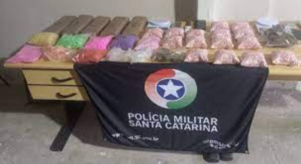 Polícia apreende 22 mil comprimidos de ecstasy e pacotes de 'supermaconha' em Camboriú