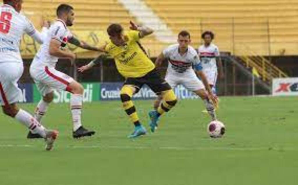 São Bernardo vira no fim, vence o Botafogo-SP