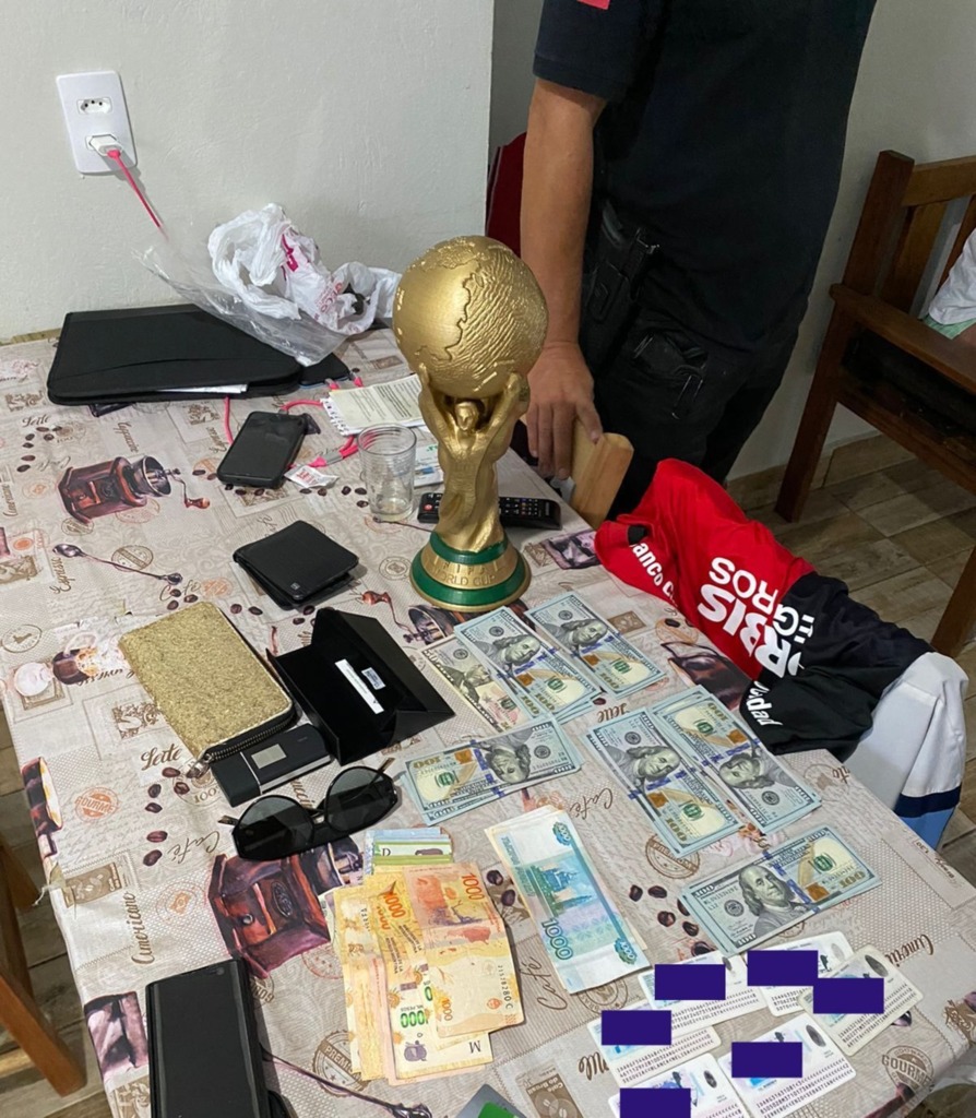 Polícia Civil recupera réplica de taça da Copa do Mundo e mais de R$ 35 mil furtados de turistas russos