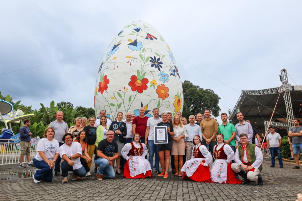 Santa Catarina tem o maior ovo decorado do mundo com Pomerode novamente no Guinness World Records