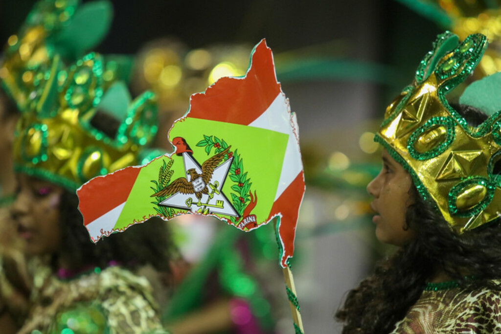 Veja como foi a volta do Carnaval em Santa Catarina após dois anos sem desfiles