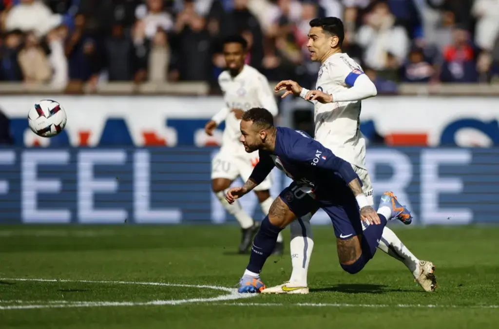  - Neymar torce o tornozelo e sai do gramado sentindo dores e chorando — Foto: Reuters