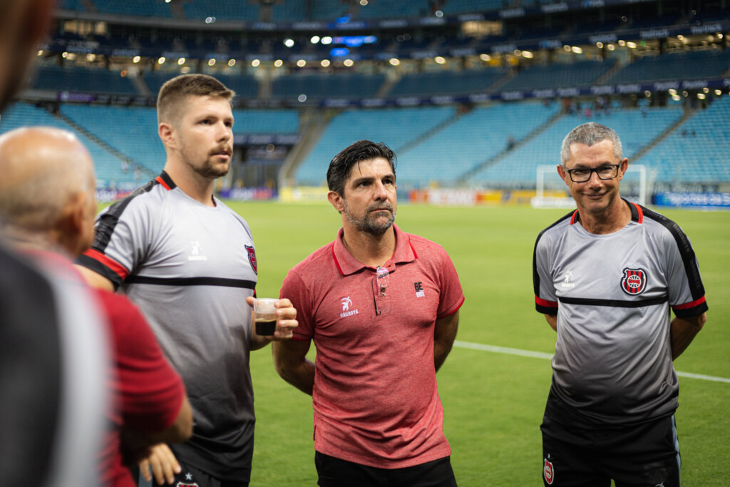 Foto: Italo Santos - Especial - Dirigente (de vermelho) falou com a reportagem do DP nesta segunda e ressaltou o peso dos objetivos de curto prazo no Estadual