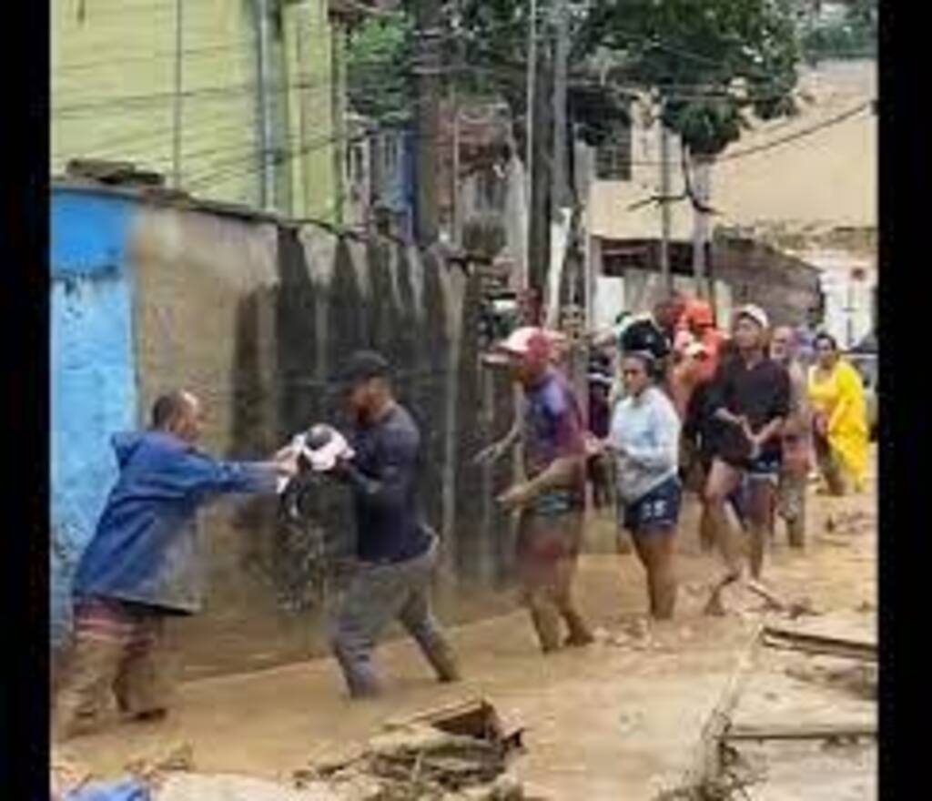 Moradores fazem corrente humana para resgatar bebê de colo