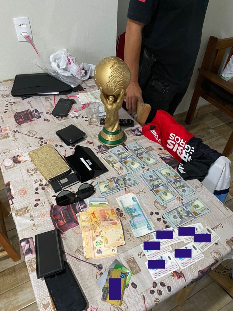 Polícia Civil recupera réplica de taça da Copa do Mundo e mais de R$ 35 mil furtados de turistas russos