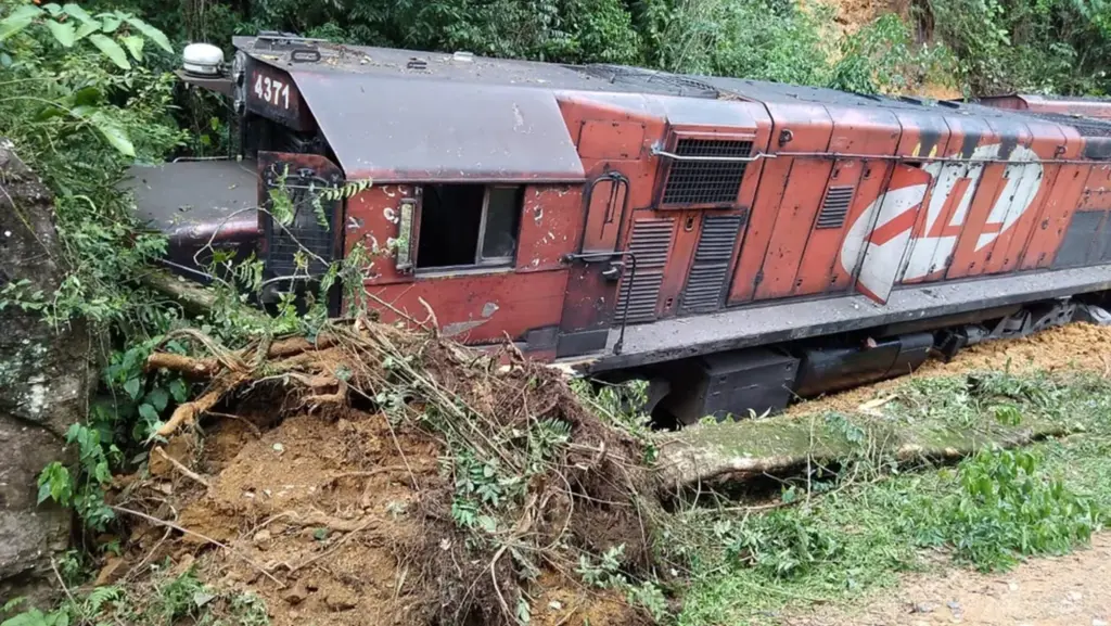  - Barranco cedeu e caiu em cima de trem em SC — Foto: Redes sociais/ Reprodução