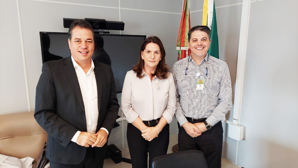  - Deputado Rodrigo Minotto, secretária de Estado da Saúde, Carmen Zanotto, e o diretor do Hospital Infantil Joana de Gusmão, Levy Rau