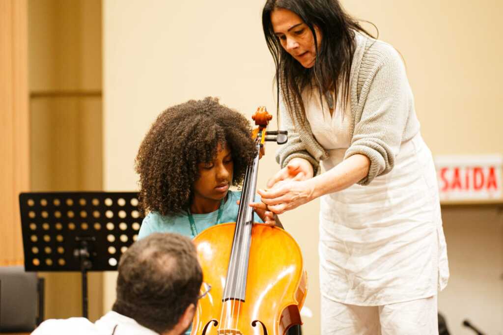 Na foto, a aluna Paula Eduarda de Lima, 10 anos com a violoncelista francesa Iseut Chuat. - 