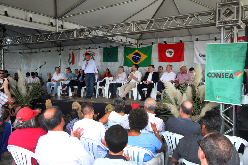 Foto: Jô Folha - Governador e ministros ouviram reivindicações da região