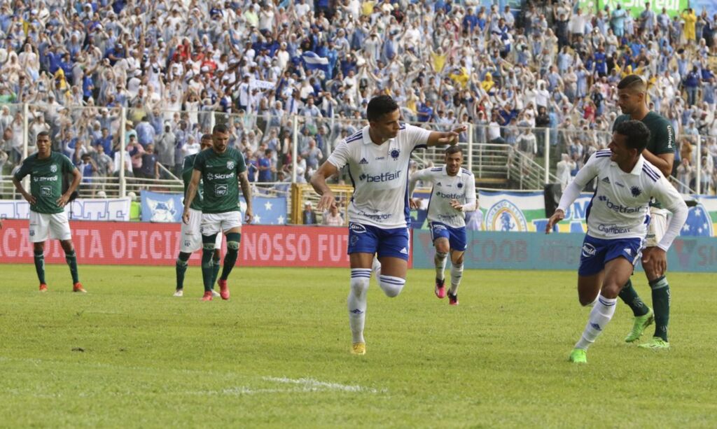 Cruzeiro vence para continuar sonhando com classificação