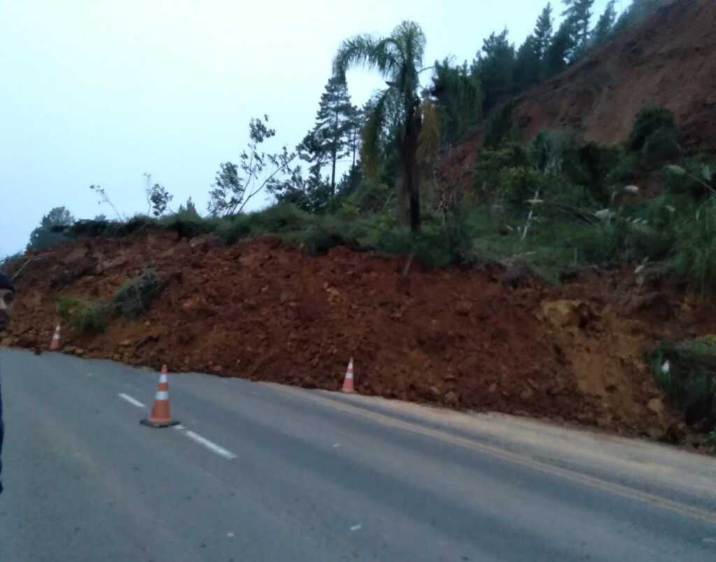 Serra de Corupá é interditada após deslizamentos