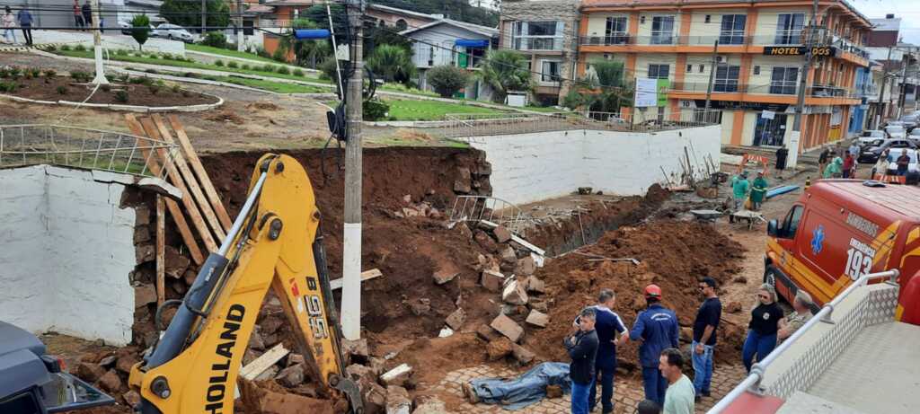 Trabalhador morre soterrado em obra de asfaltamento