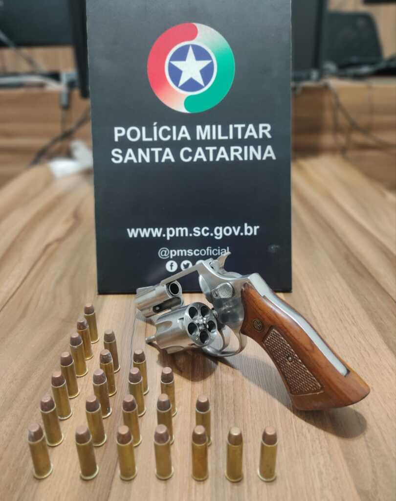 (Imagem PM) - PM apreende homem na Vila Nova com arma de fogo