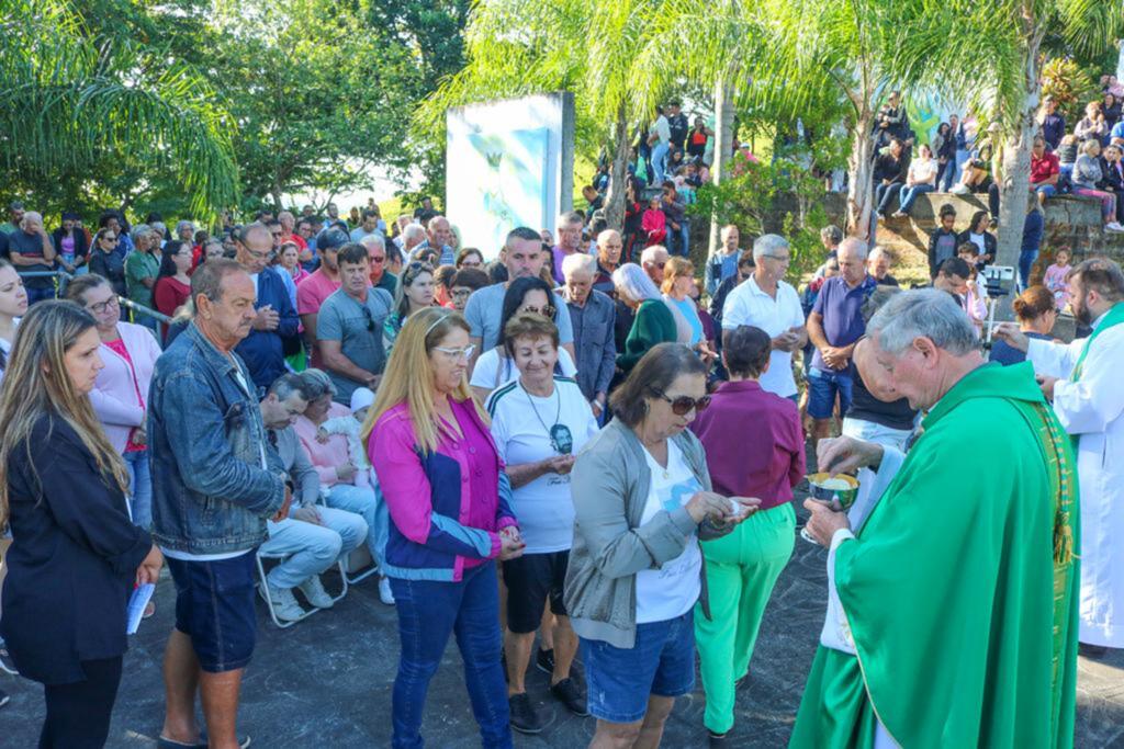 CENTENAS DE FIÉIS PRESTAM HOMENAGEM AO FREI ADERCIDE EM SÃO JOÃO DO SUL