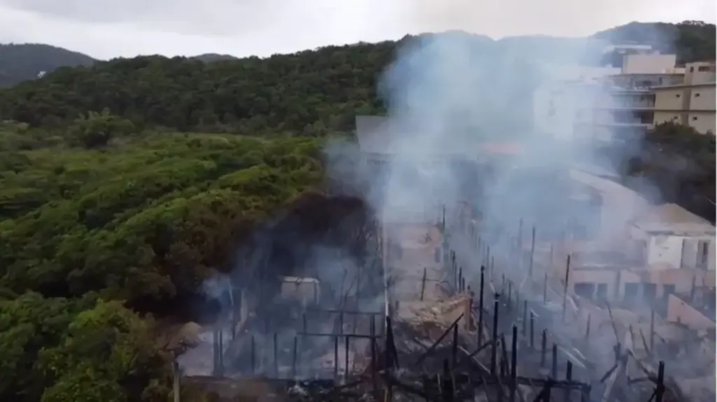  - Imagem de drone mostra destruição após incêndio no Warung Beach Club, em Itajaí — Foto: Reprodução/Connect Ledhome