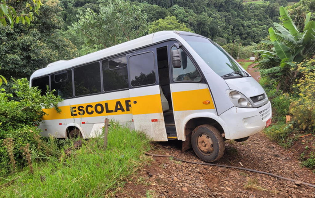  - Veículo que transportava alunos saiu da pista durante uma manobra