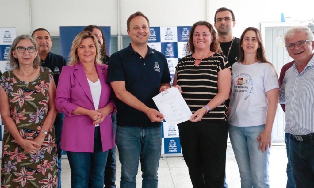 Prefeitura entrega Ordem de Serviço para construção de quadra coberta na Escola Municipal Anita Garibaldi